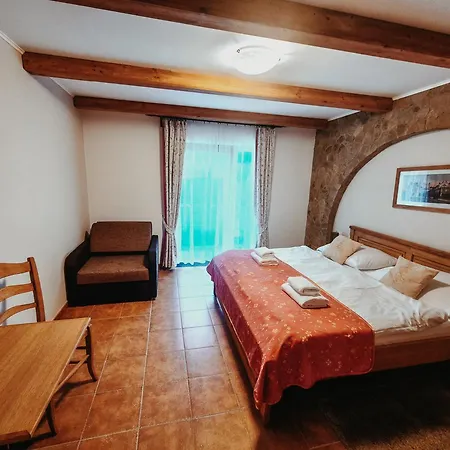 Vcelarsky Dvur بيت ضيافة 4*